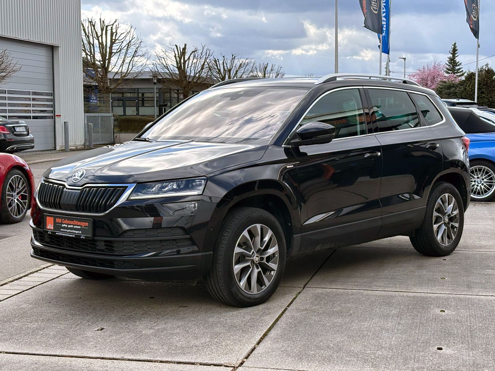 Fahrzeugabbildung SKODA Karoq 2.0TDI DSG 4x4 CLEVER LED ACC KAM AHK SHZ