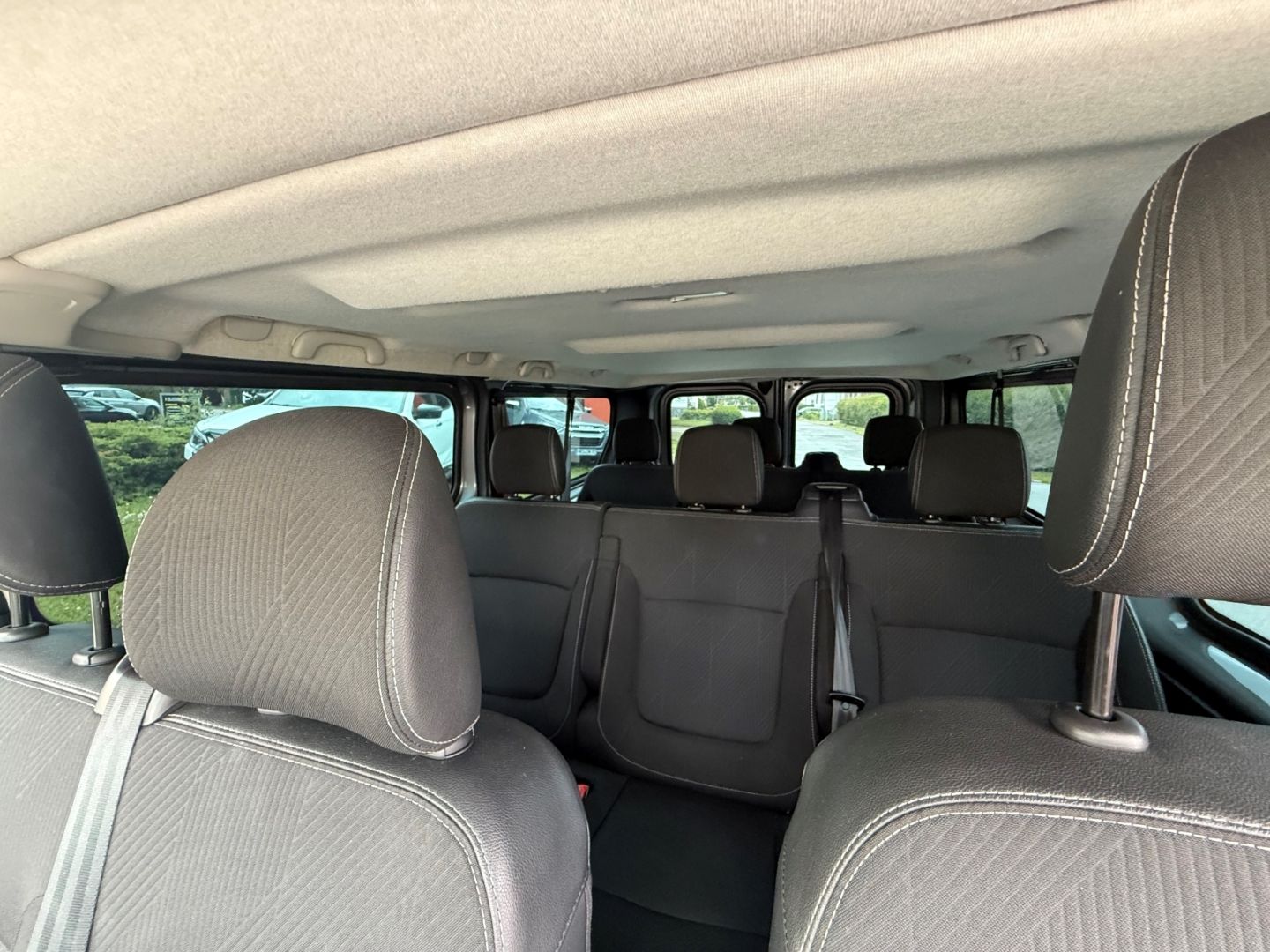 Fahrzeugabbildung Renault Trafic Life L2H1 - 9 Sitze + Rückfahrkamera