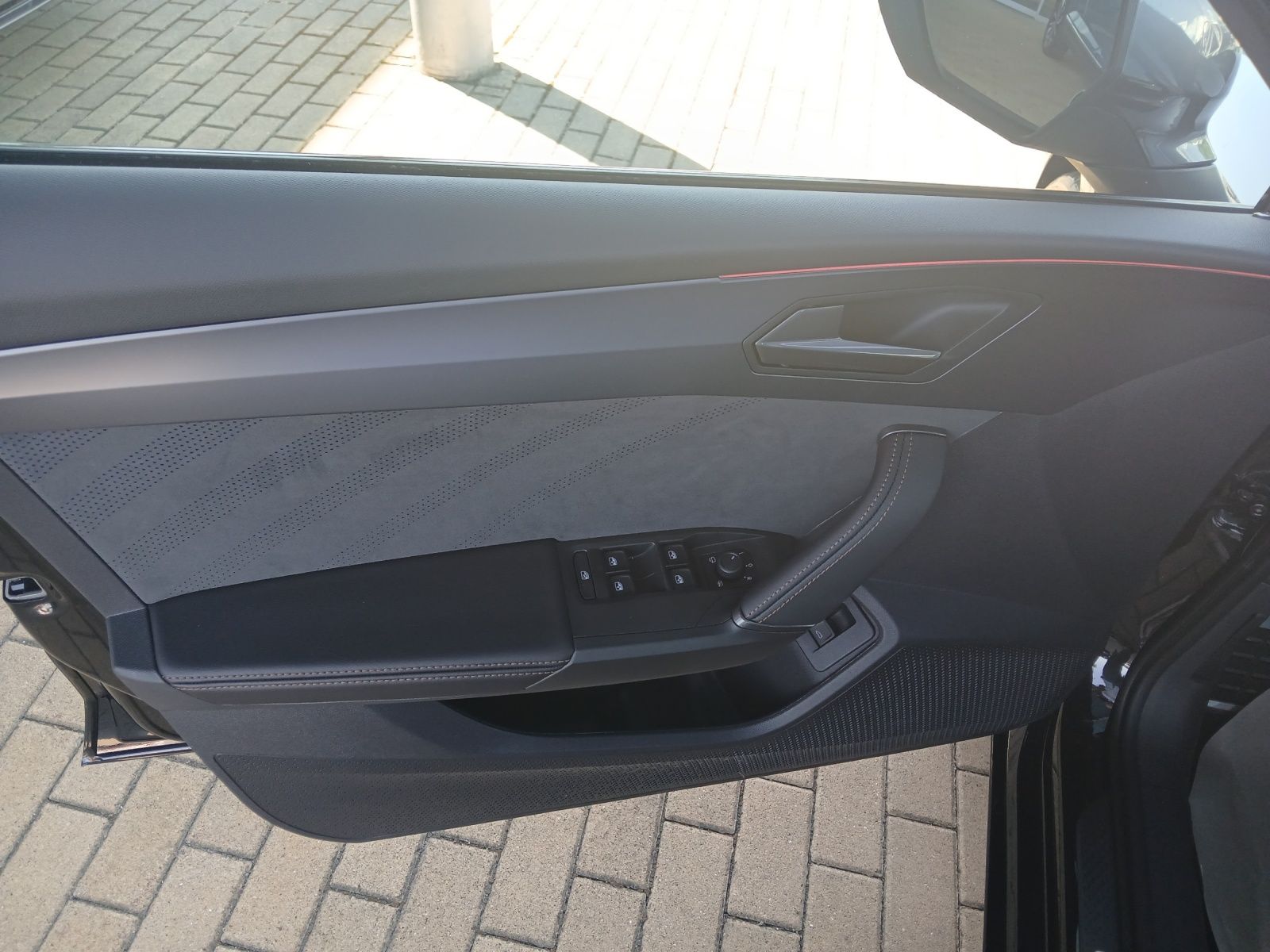 Fahrzeugabbildung CUPRA Leon ST TSI VZ DSG 4Drive LED AHK ACC RFK SH 19"