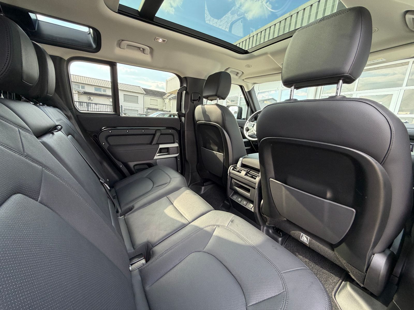 Fahrzeugabbildung Land Rover Defender 110 XS Edition/PANO/AHK/MERIDIAN/3D-KAM