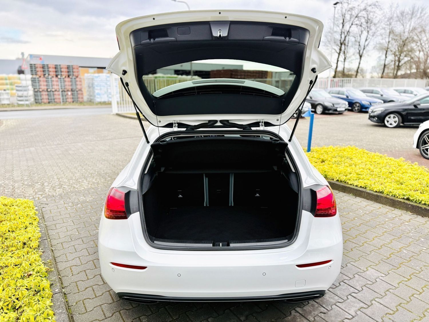 Fahrzeugabbildung Mercedes-Benz A 180 PROGRESSIVE & NIGHT, Autom., Winter, RFK,