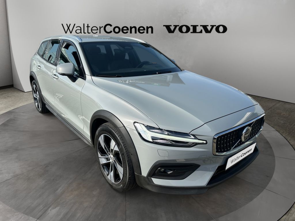 VOLVO V60 Cross Country B4 D AWD Plus AHK semi elektr. VOLVO V60 Cross Country B4 D AWD Plus AHK semi elektr.