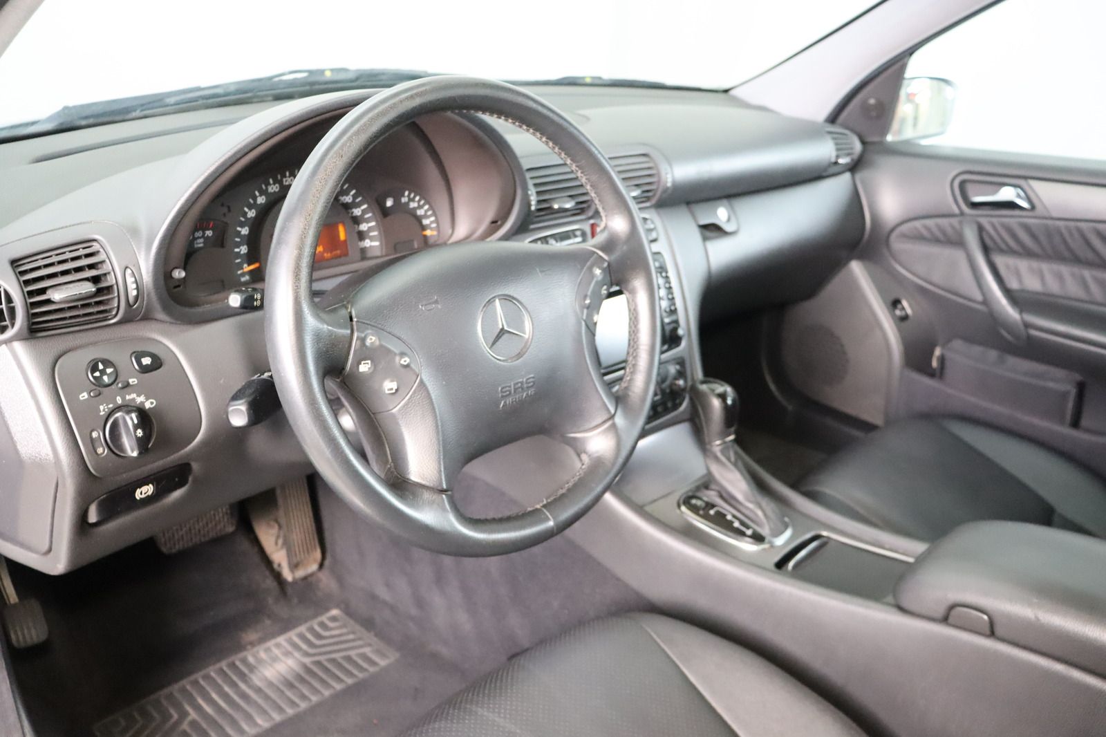 Fahrzeugabbildung Mercedes-Benz C 320 AVANTGARDE 1. Hand * Xenon * Leder * Navi