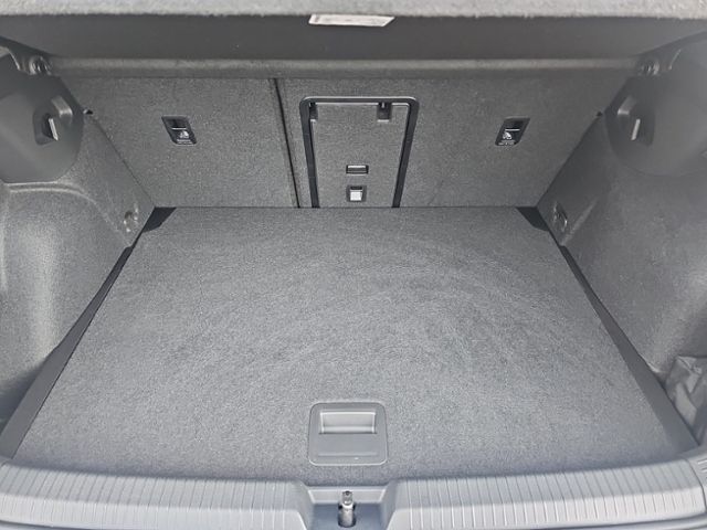 Fahrzeugabbildung Volkswagen Golf VIII 1.5 TSI LIFE NAVI SHZ LED KLIMA KEYLES