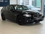 BMW 530d Touring xDrive Pano HUD AHK STHZ ACC - BMW 530: Kombi, 530d