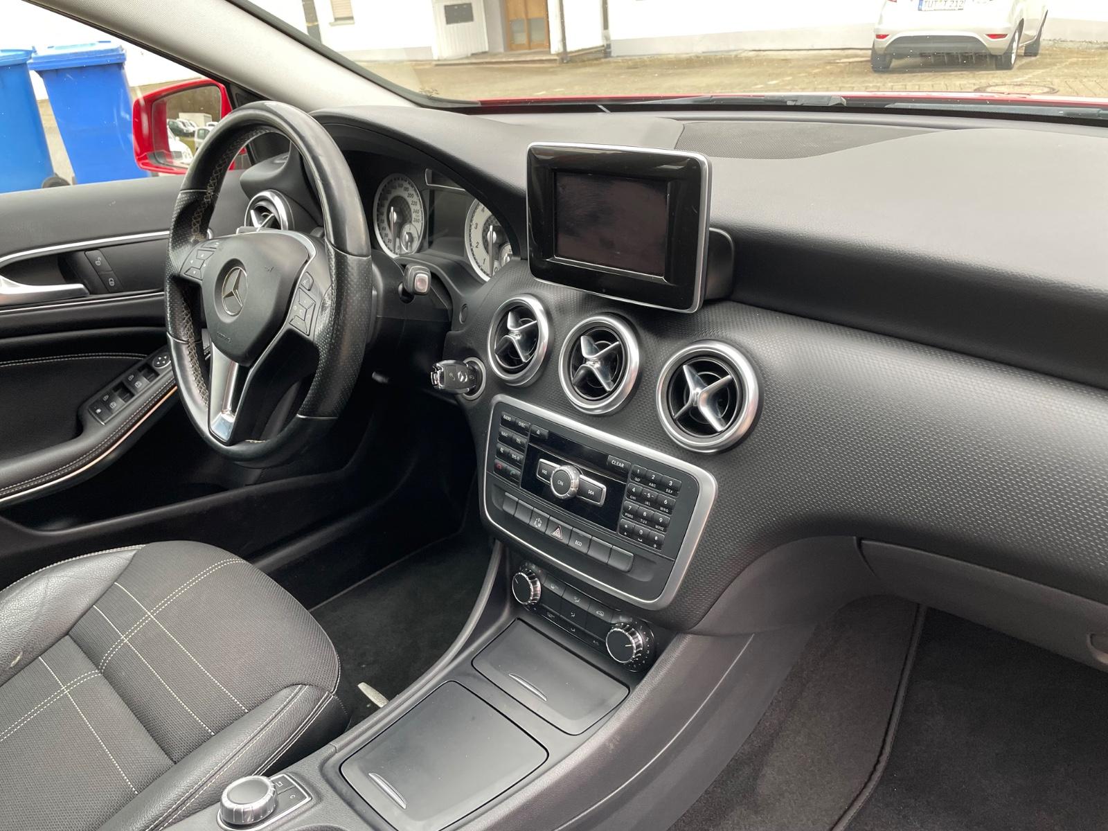 Mercedes-Benz A 250 4Matic AUT/NAVI/XENON/ALU/STANDHEIZUNG/TOP