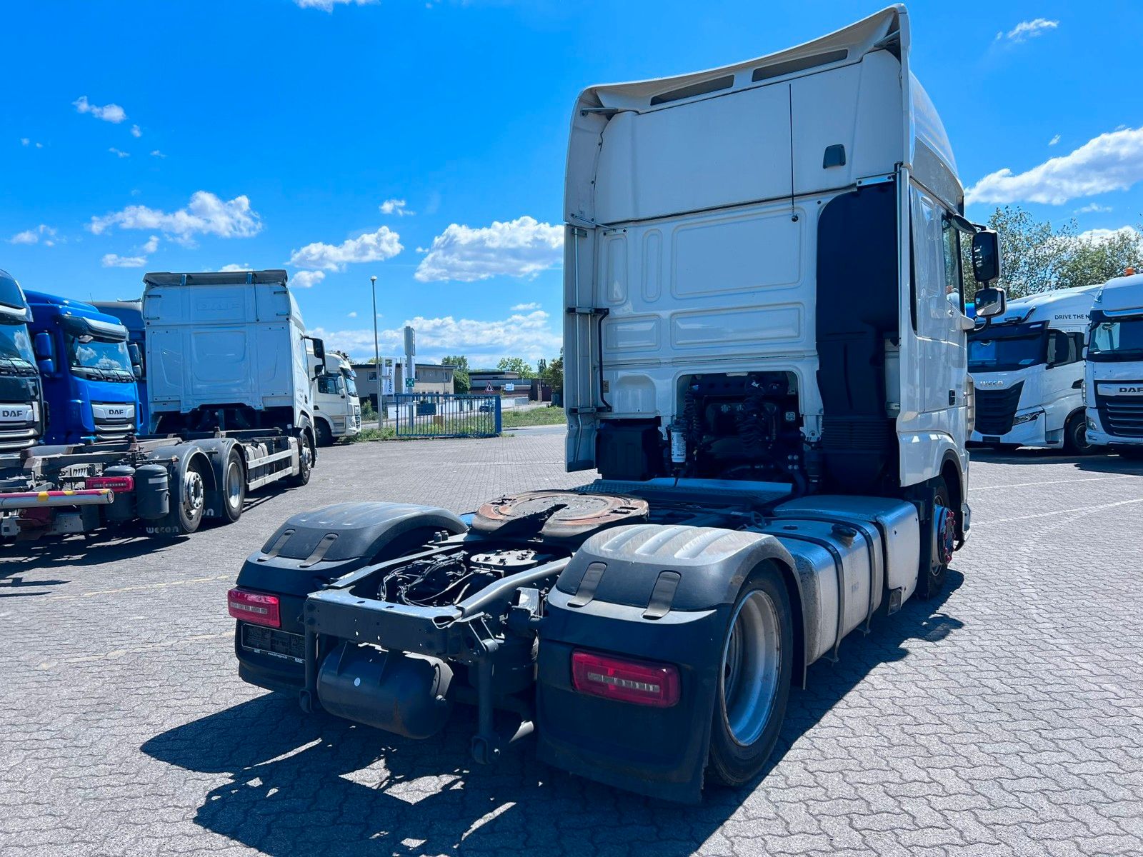 Fahrzeugabbildung DAF Low Deck XF 480 FT, Intarder