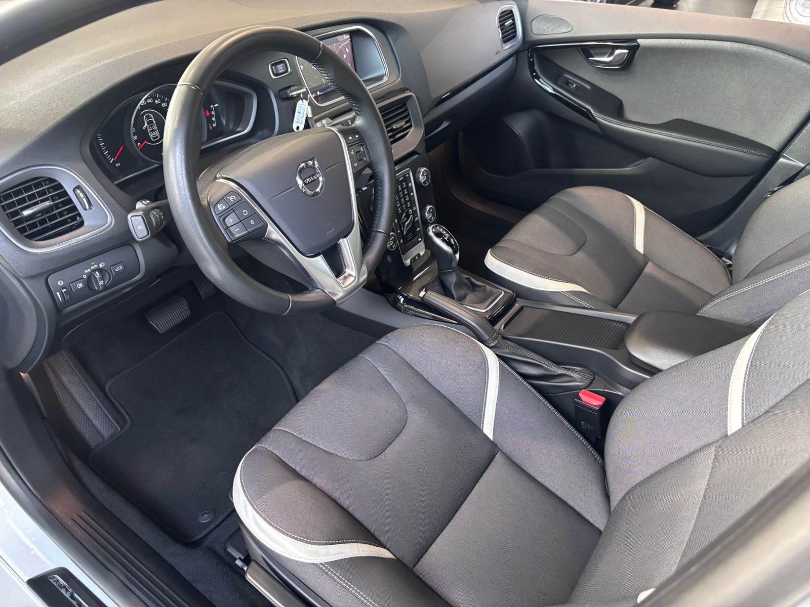 Fahrzeugabbildung Volvo V40 Linje Svart LED NAV SHZ PDC RFK ALU