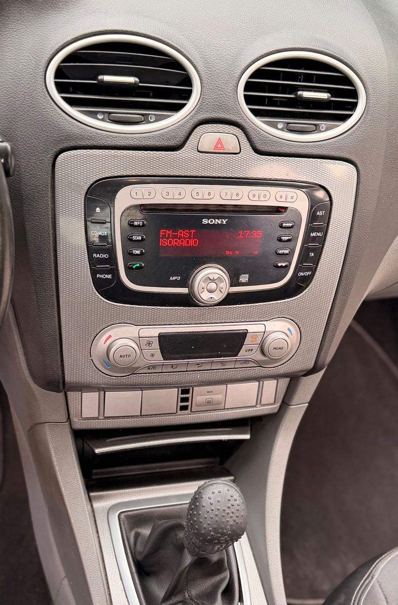Ford Focus 2010 — photo 11