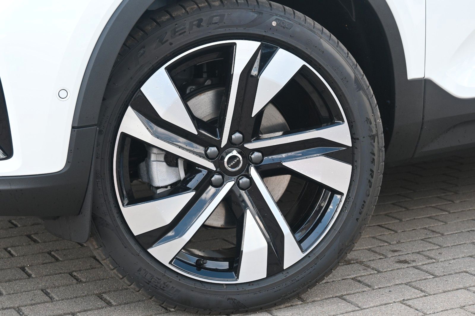 Fahrzeugabbildung Volvo XC40 B4 DKG Plus Dark*H&K*FSHZG*360°*ACC*AHK