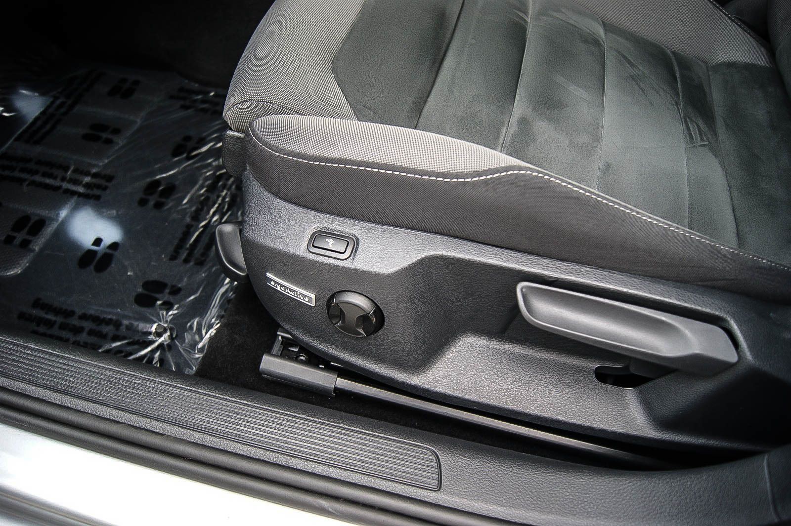 Fahrzeugabbildung Volkswagen Golf VII Variant Comfortline LED ACC SIHZG 1HAND