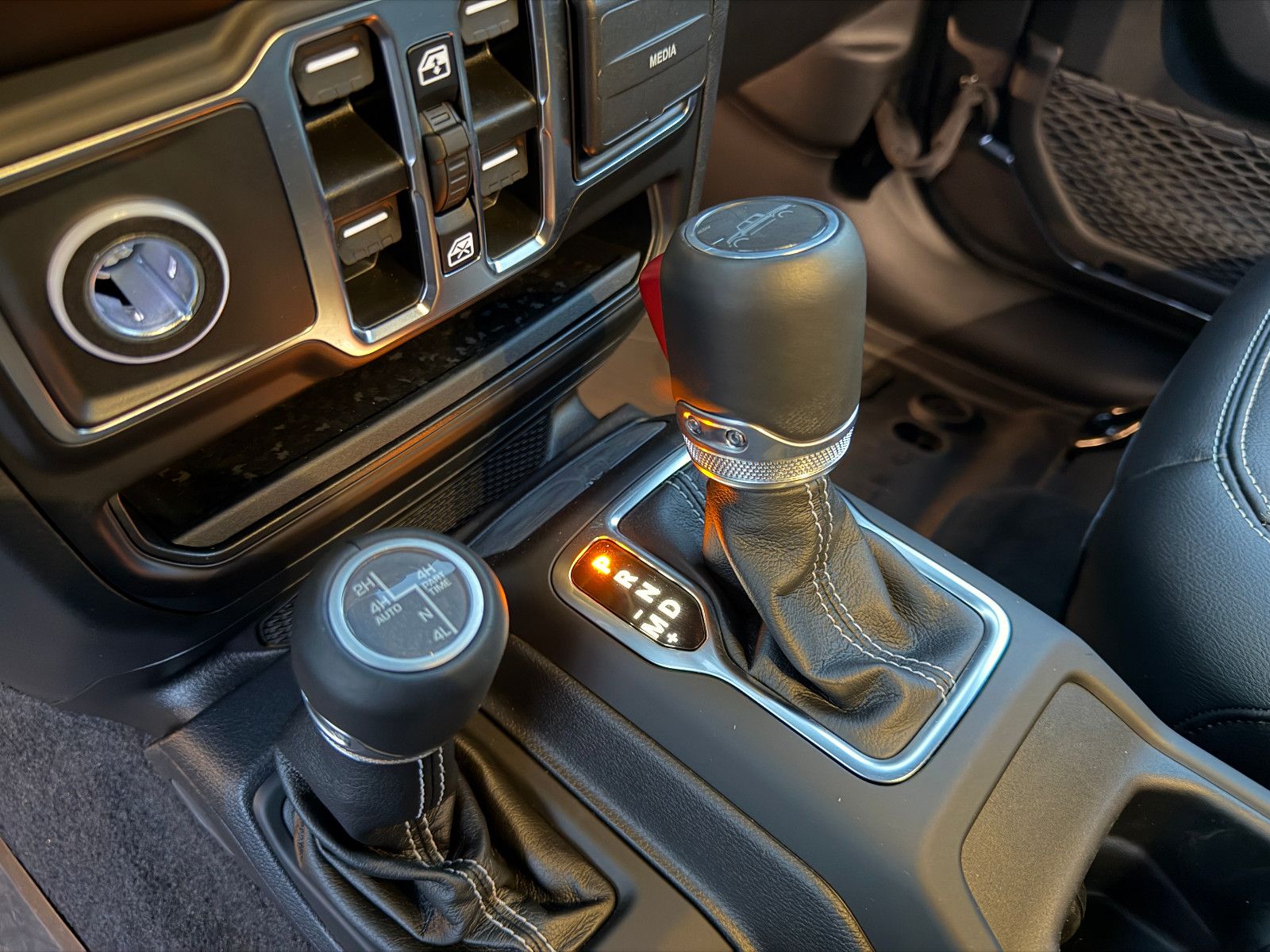 Fahrzeugabbildung Jeep Gladiator Overland 4WD/VOLL/NEUWAGENZUSTAND/