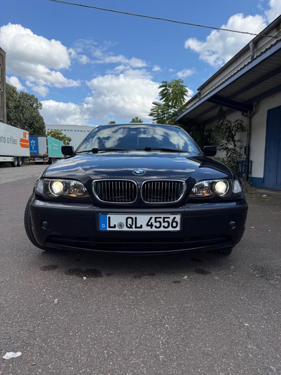 BMW 318 2004 — interior