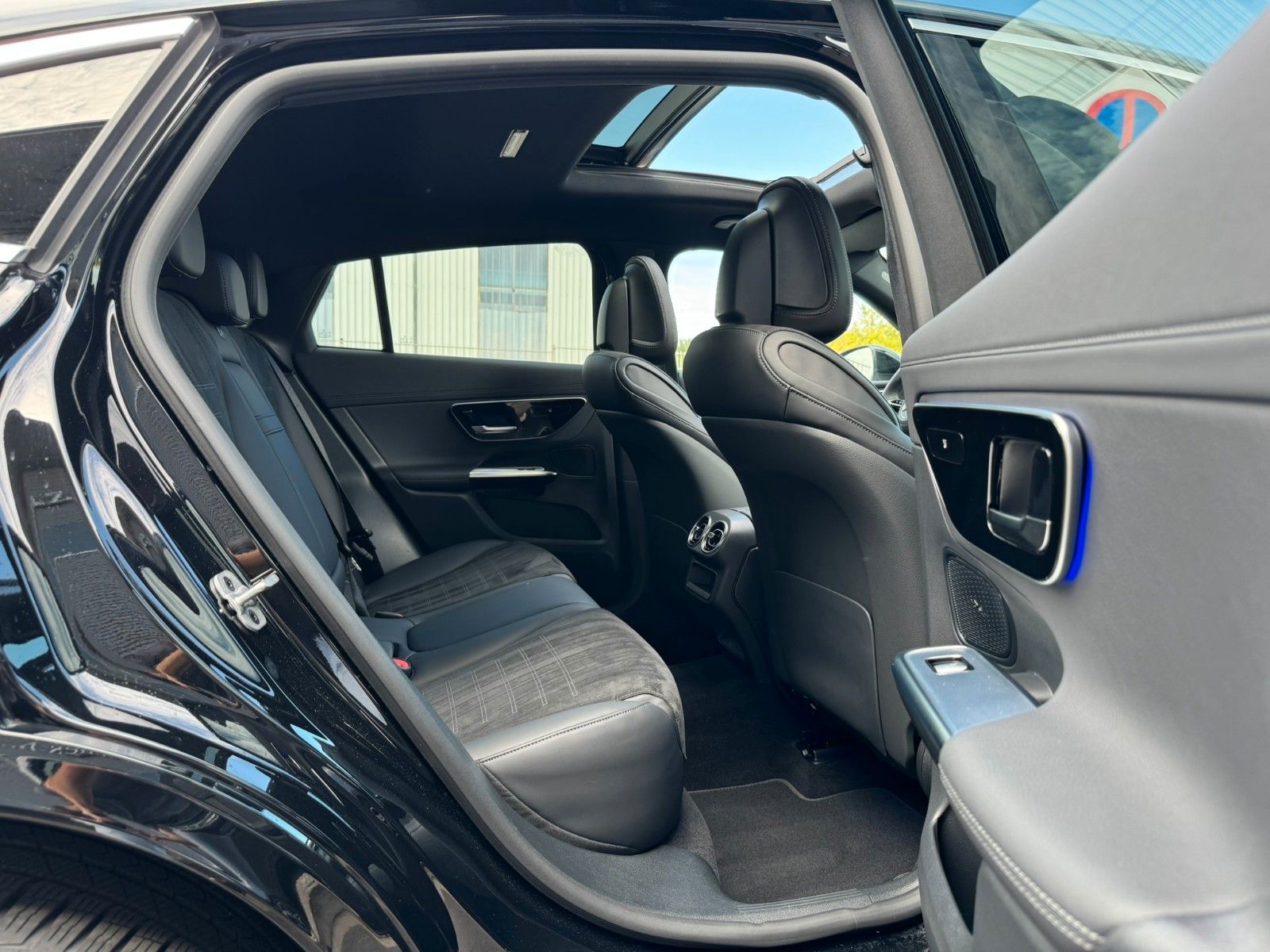 Fahrzeugabbildung Mercedes-Benz GLC 200 4M AMG Distr+360°+Pano+Ambiente+Keyless