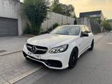 Mercedes-Benz E 500 4MATIC AMG*Kamera*Keyless-Go*Panorama - gebrauchte Mercedes-Benz E 500 aus dem Jahr 2013