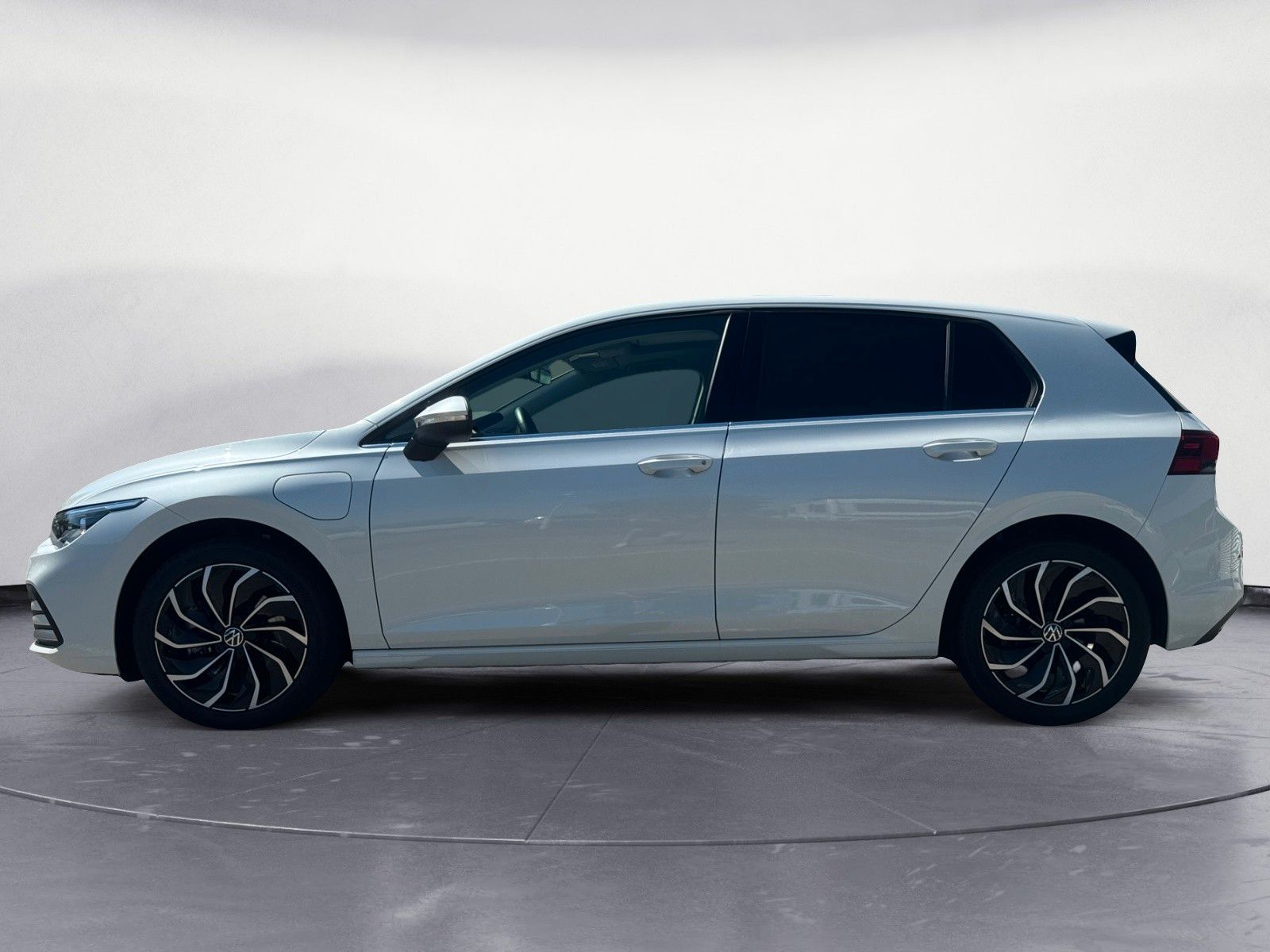 Golf Style Plug-In-Hybrid Navi Panoramadach