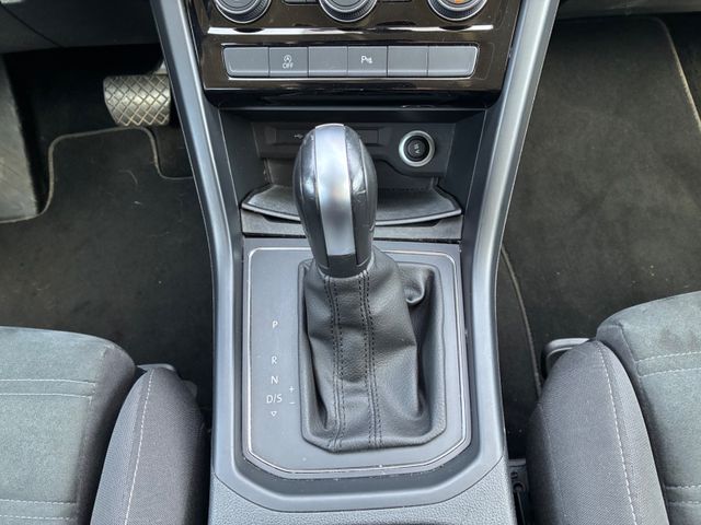 Fahrzeugabbildung Volkswagen Touran 2.0 TDI Comfortline>AUT/AHK/ACC/PDC/SHZ<