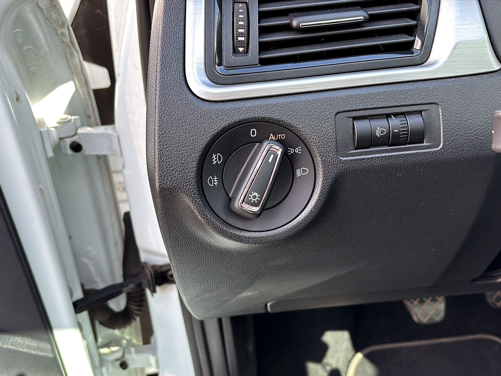 Fahrzeugabbildung SKODA Rapid 1.2i Edition NAVI PANORAMA XENON DAB PDC