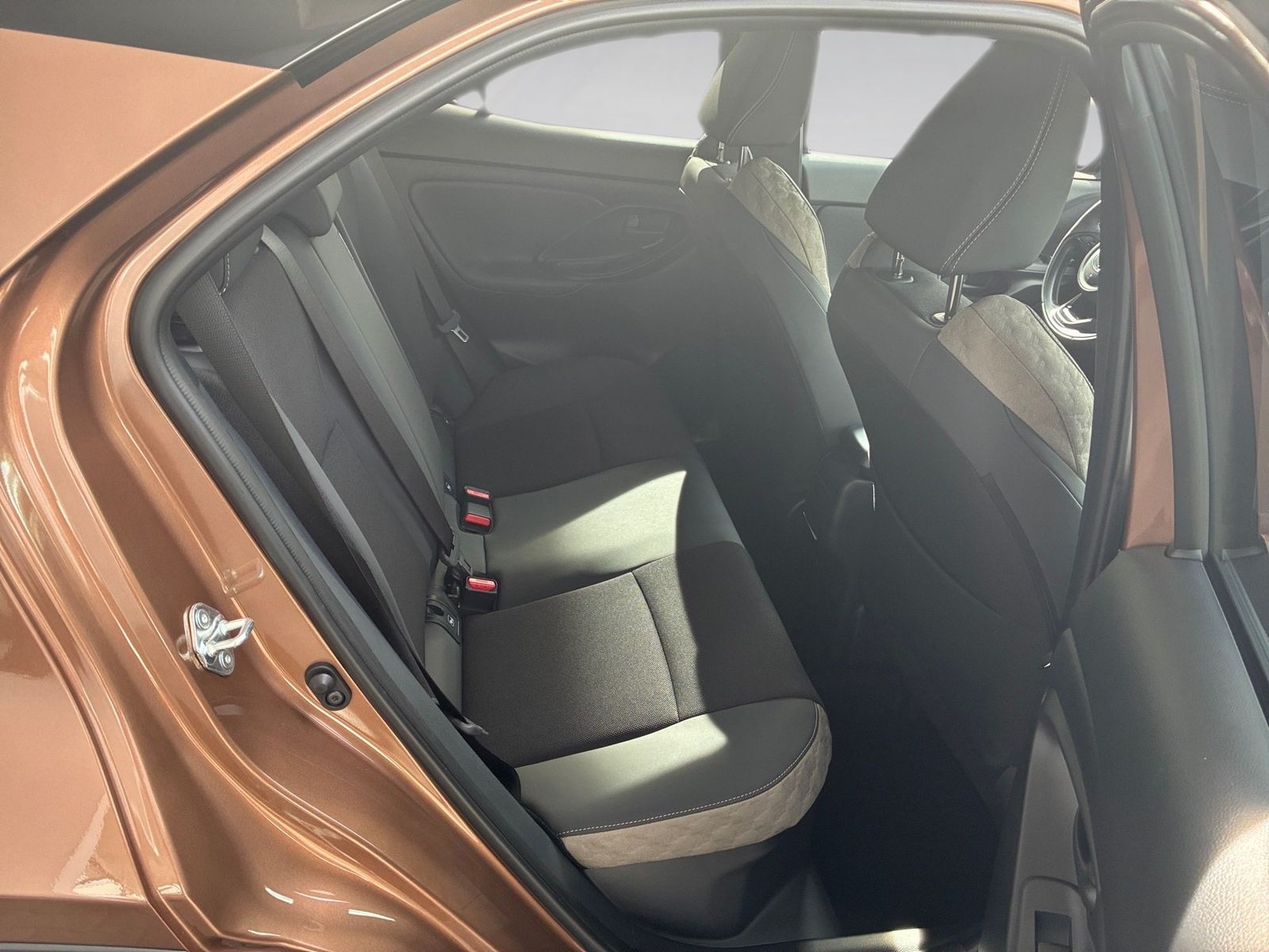 Fahrzeugabbildung Toyota Yaris Cross Lounge 1.5-l-Hybrid 360,HUD,Kamera