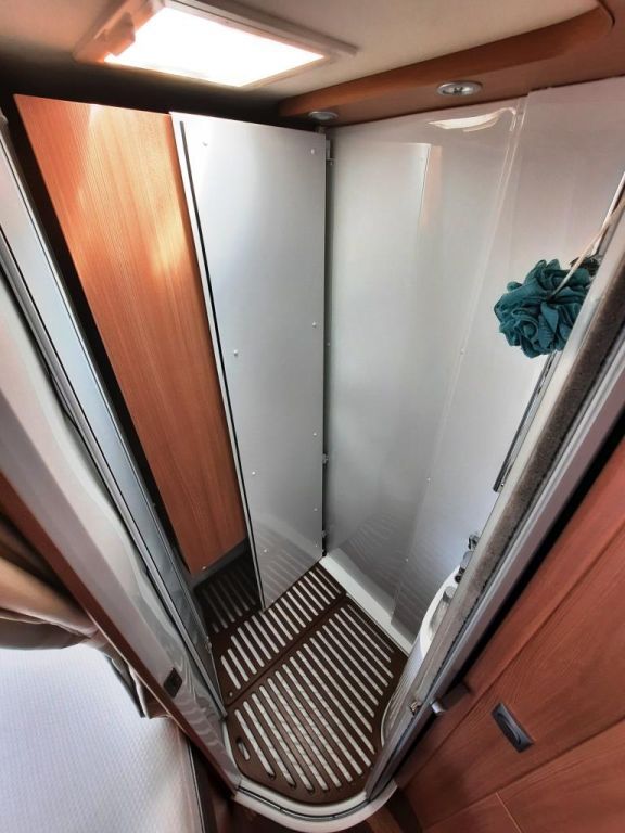 Fahrzeug Übersicht 16 Fahrzeugabbildung Knaus Sky Wave 650 MF Celebration25 Dachklima, Hubbett