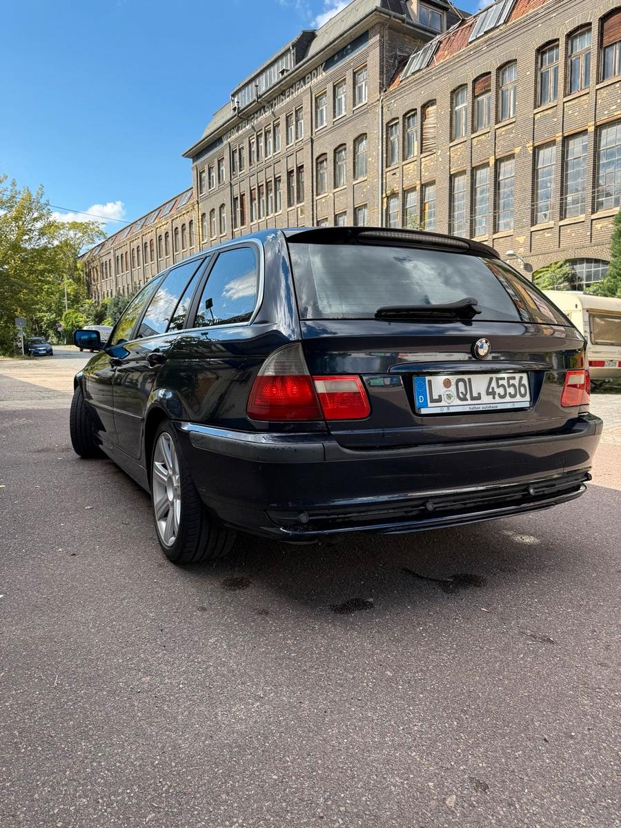 BMW 318 2004 — rear view