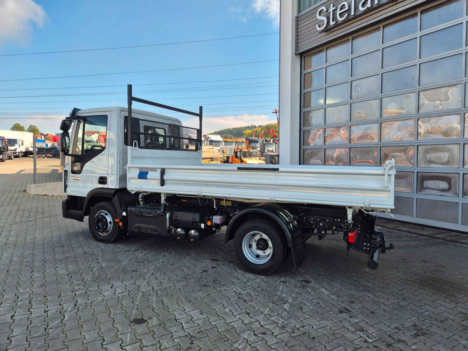 Fahrzeugabbildung Iveco Eurocargo ML80E21 Meiller 2x AHK 3 Sitze
