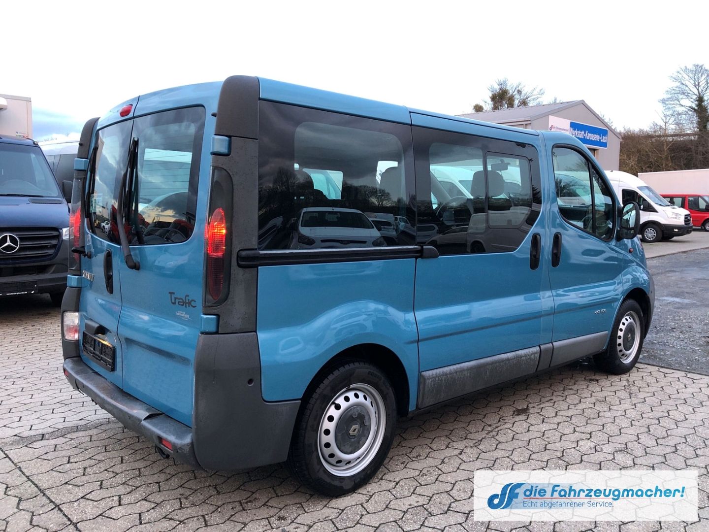 Fahrzeugabbildung Renault Trafic Combi Behindertengerecht Rampe Export TÜV