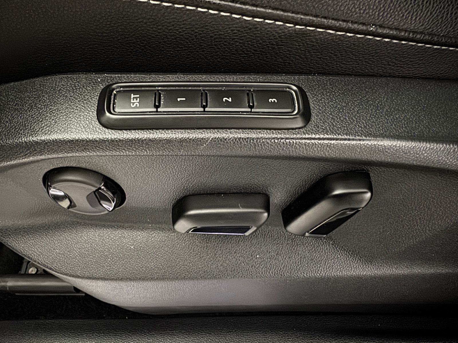 Fahrzeugabbildung Volkswagen Tiguan DSG 4MO 3X R-LINE PANO MEMORY BLACK STYLE