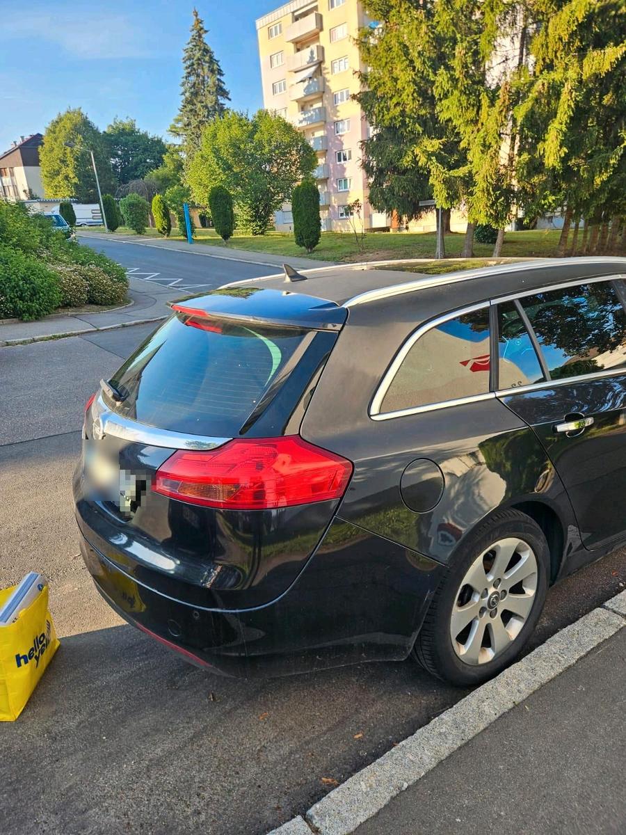 Opel Insignia 2012 — вигляд ззаду