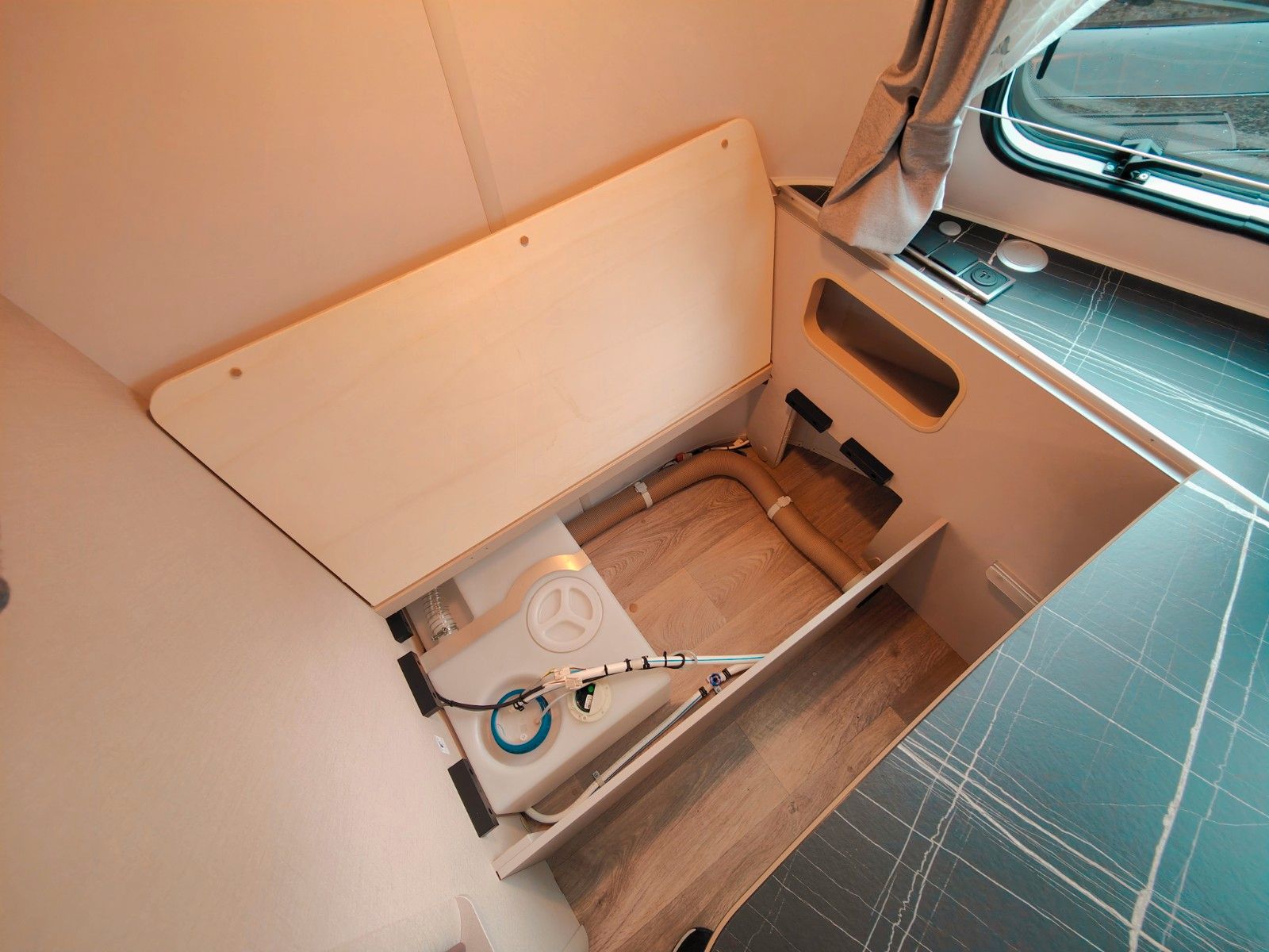 Fahrzeugabbildung HYMER / ERIBA / HYMERCAR Touring 530 Tango Red - JETZT 8.024€ SPAREN !!!