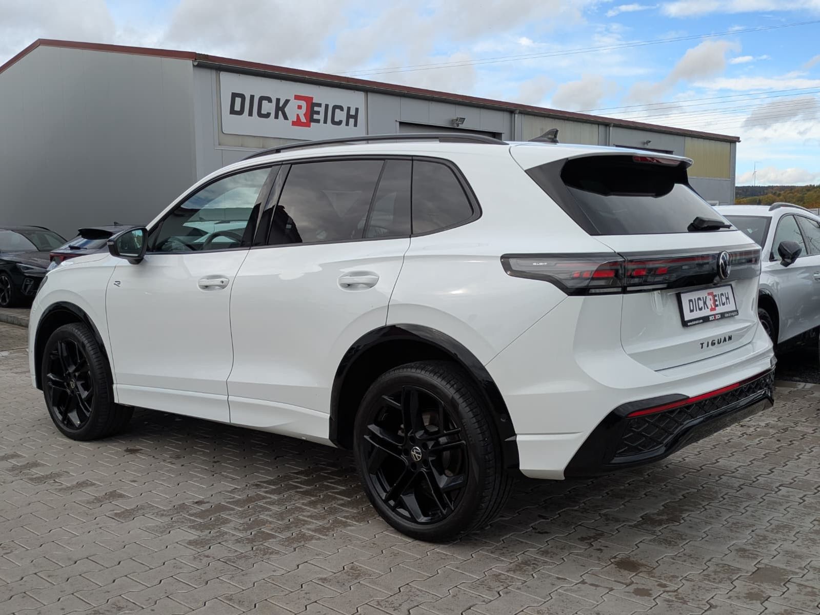 Fahrzeugabbildung Volkswagen Tiguan 2.0 TDI 4M R-Line PANO*H&K*AHK*MATRIX*20"