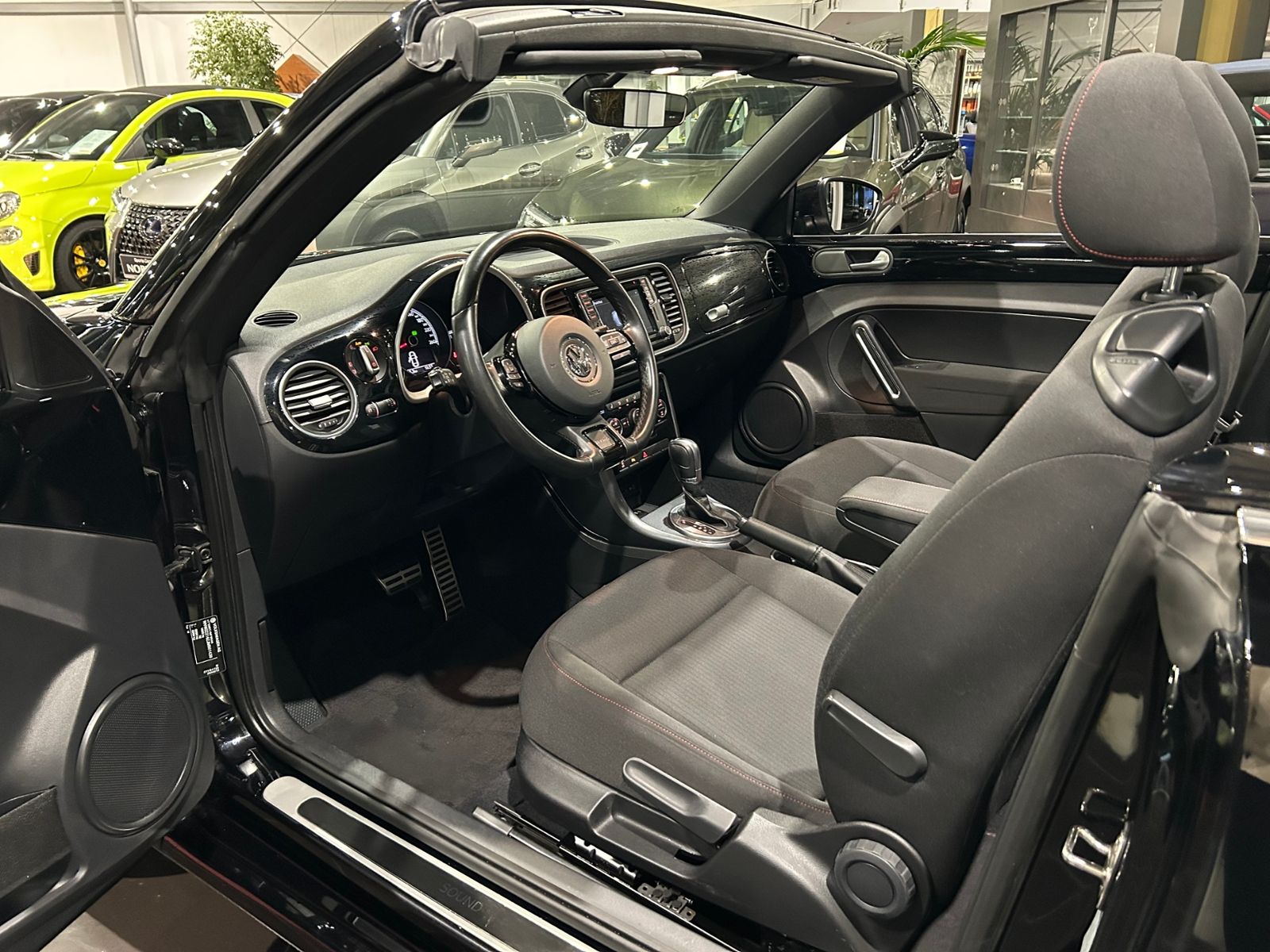 Fahrzeugabbildung Volkswagen Beetle Cabriolet Design BMT NAVI LEDER