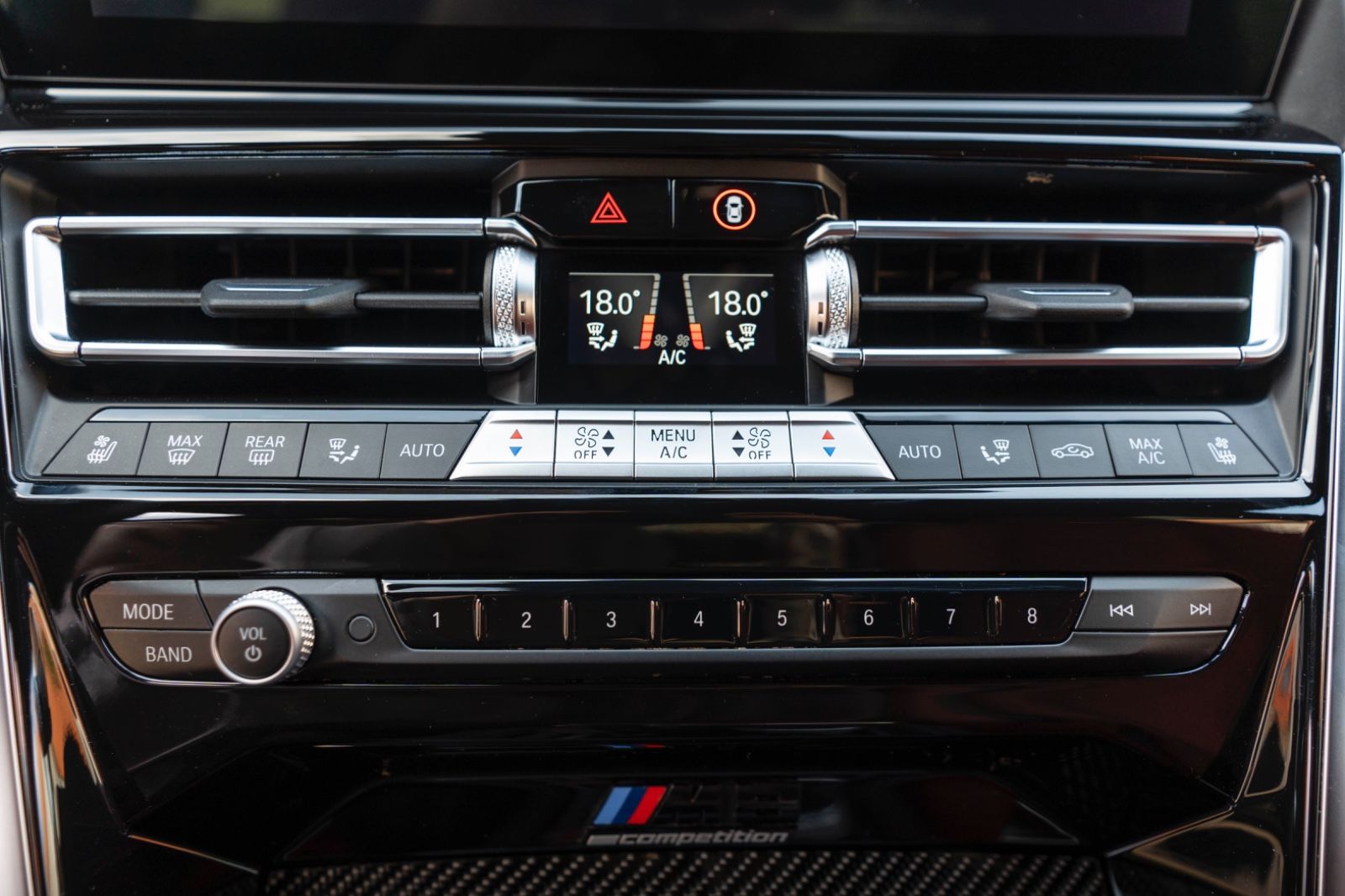 Fahrzeugabbildung BMW M8 Competition GC Head Up Laserlicht B&W ACC 360
