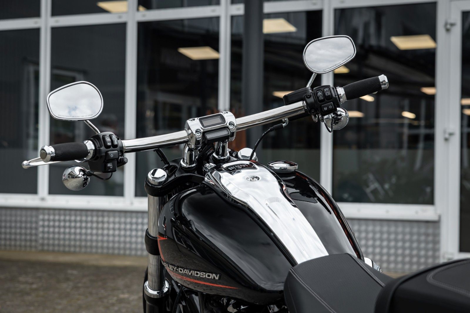 Fahrzeugabbildung Harley-Davidson FXBR Breakout 117 cui -Jekill & Hyde -