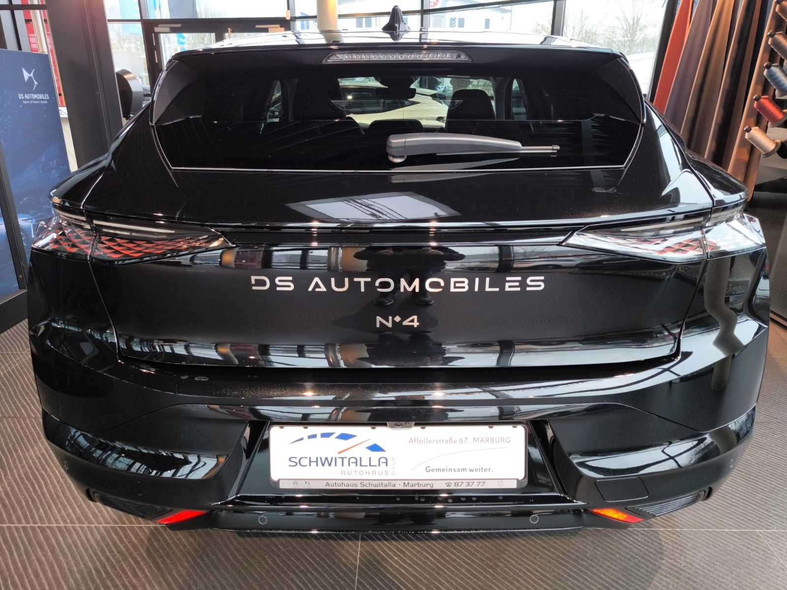 DS Automobiles N°4 ÉTOILE + Alcantara HYBRID 145 imagem 3