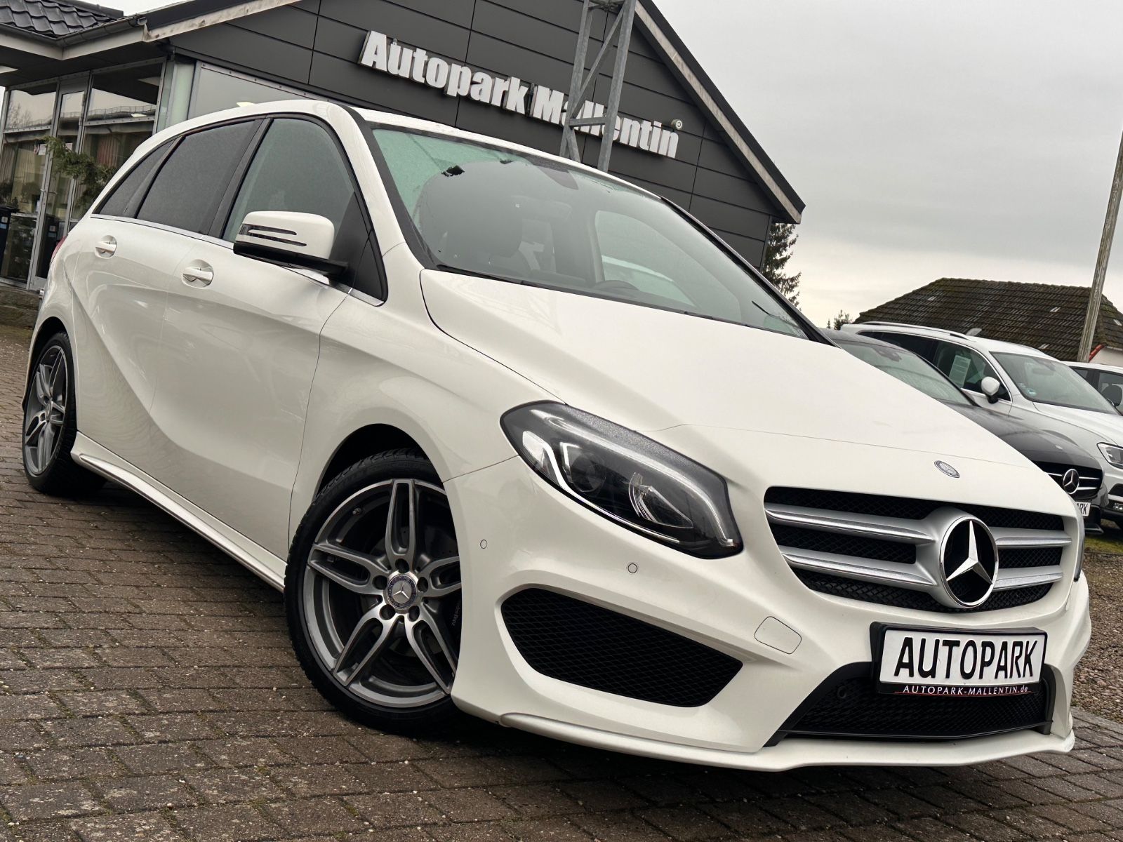 MERCEDES-BENZ B 180 AMG-PAKET*LED*LEDER*NAVI*PDC*TEMPOMAT*