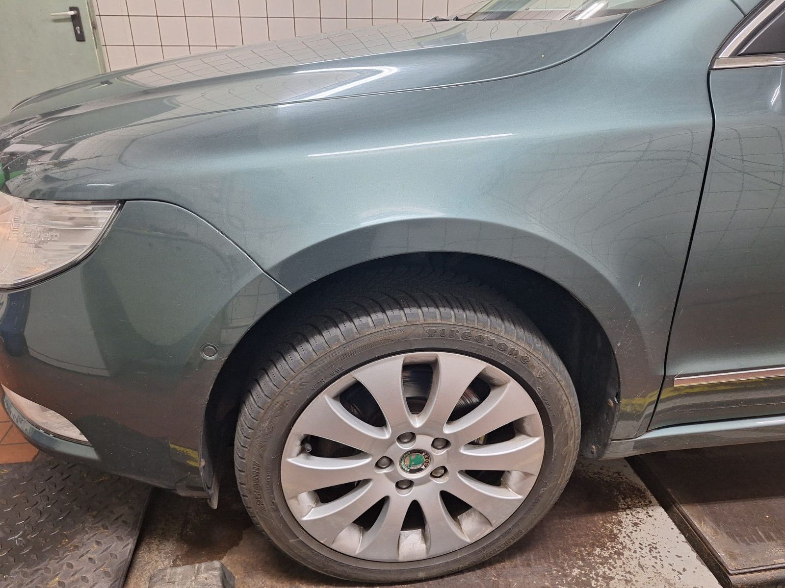 Fahrzeugabbildung SKODA Superb 2.0 TDI 125kW 4x4 Combi 1.HD+PDC+TÜV-NEU