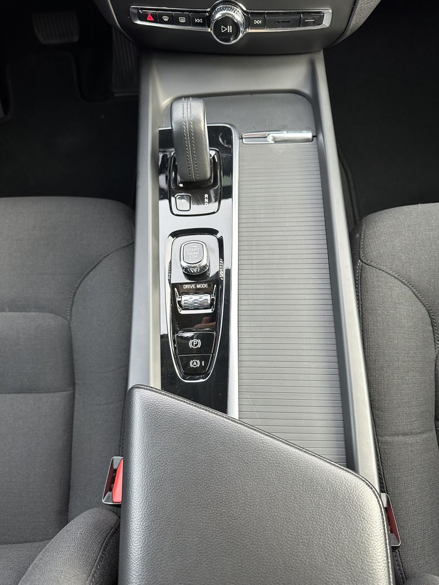 Fahrzeugabbildung Volvo V60 B4 Momentum Pro NAV+LED+SHZ+KAM+DIGDISP+SH
