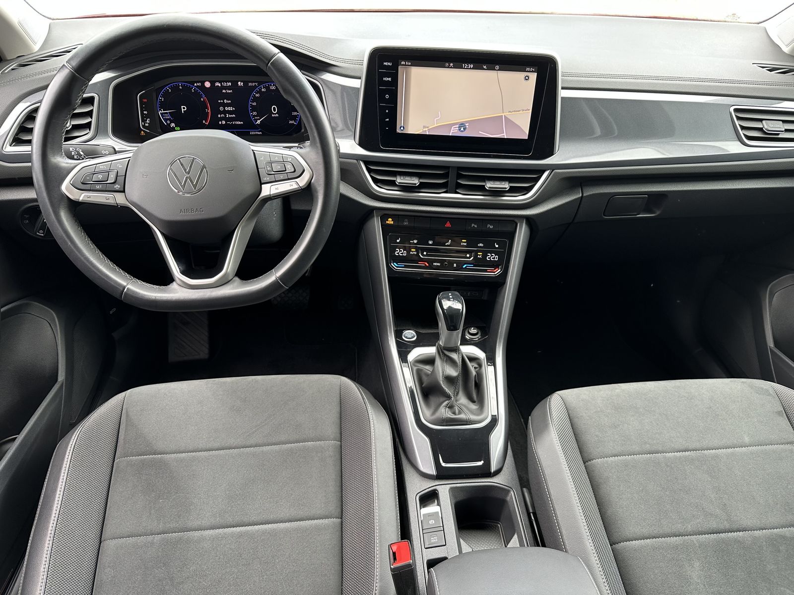 Fahrzeugabbildung Volkswagen T-Roc 1.5 TSI DSG Sport NAV+LED+ACC+STANDHEIZUNG