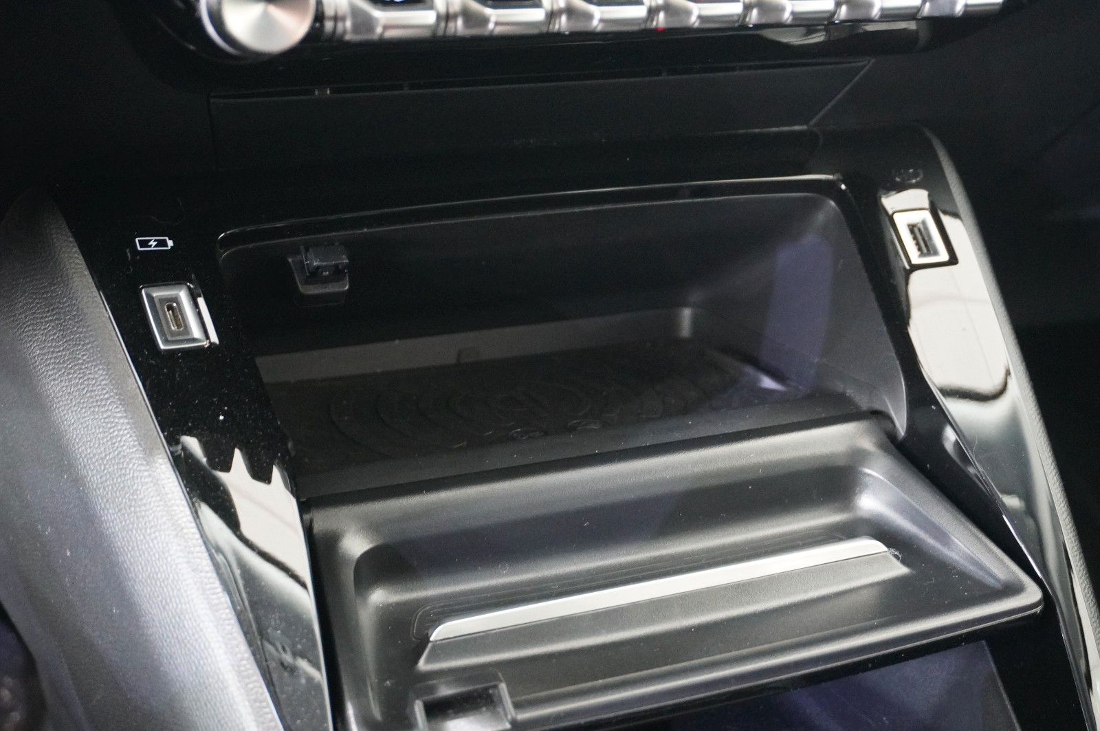 Fahrzeugabbildung Peugeot 2008 1.2T ALLURE PACK NAVI/LED/KAMERA/VIRT/3D