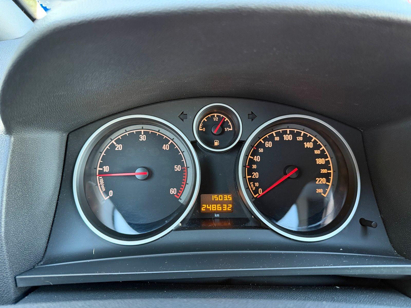 Opel Zafira 2014 — photo 14