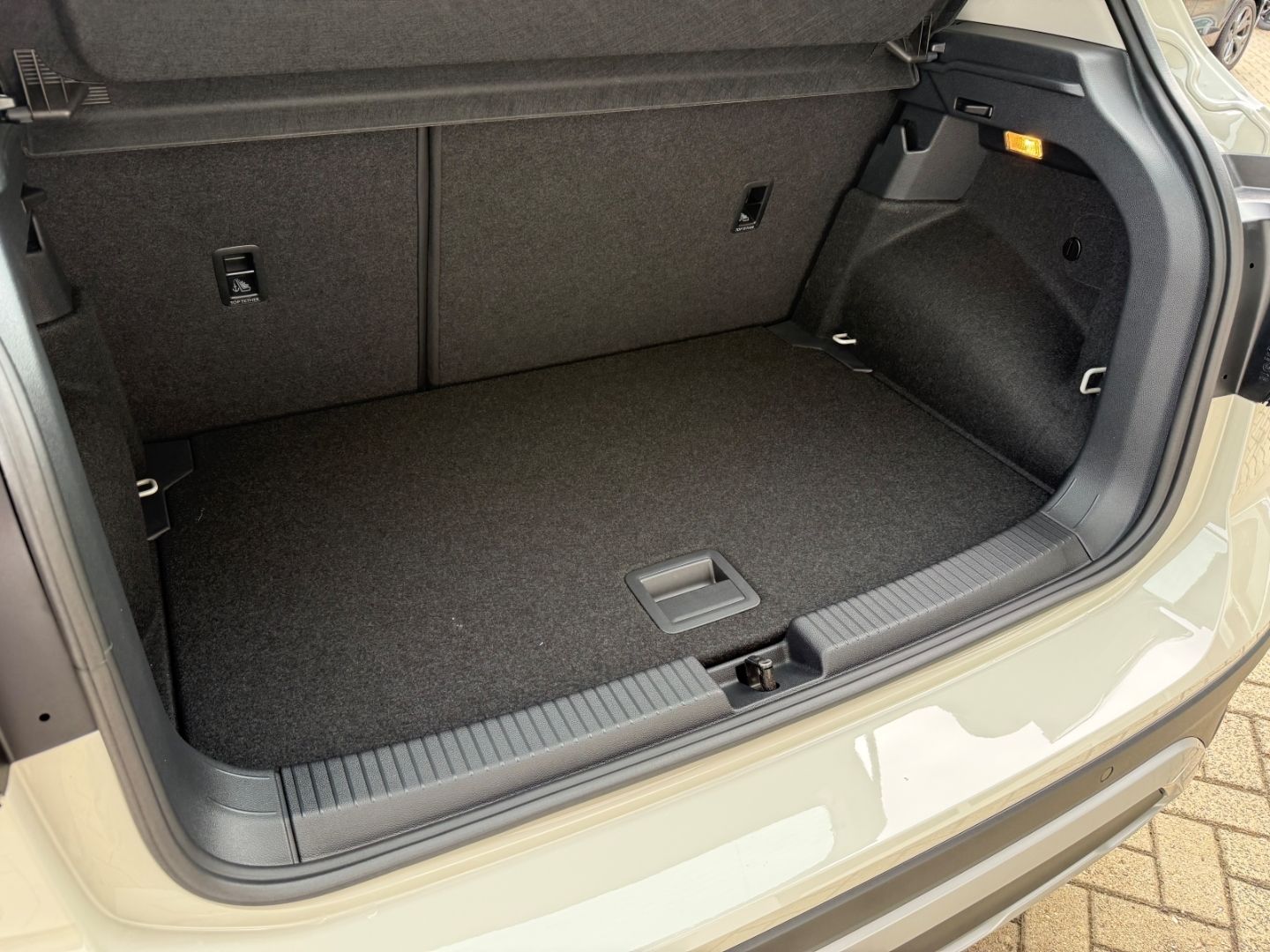 Fahrzeugabbildung Volkswagen T-Cross 1.0 TSI 70 kW Life Digitales Cockpit LED