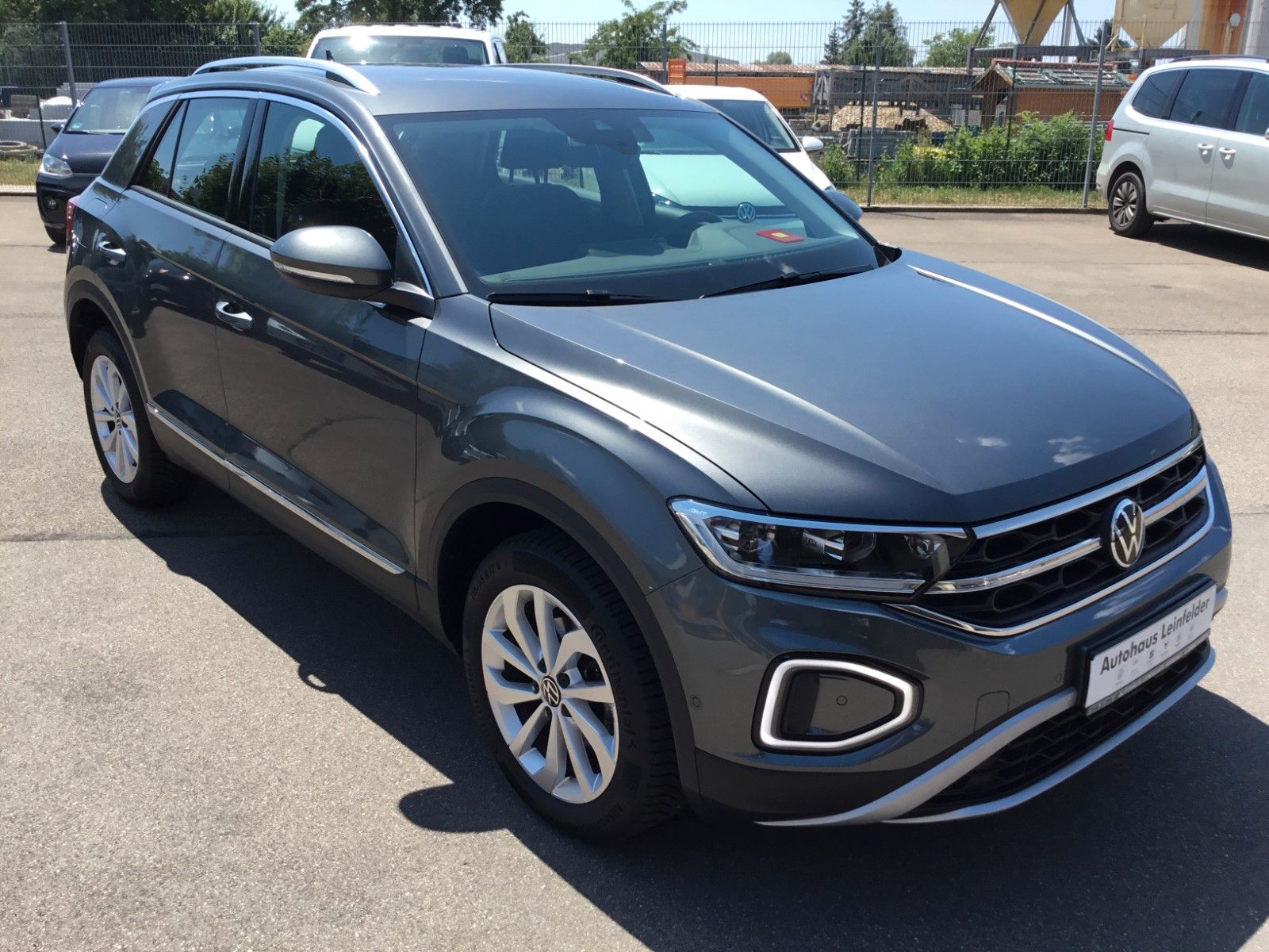 Fahrzeugabbildung Volkswagen T-Roc 1.5 TSI DSG Style+AHK+LED+ACC+17"+Kamera