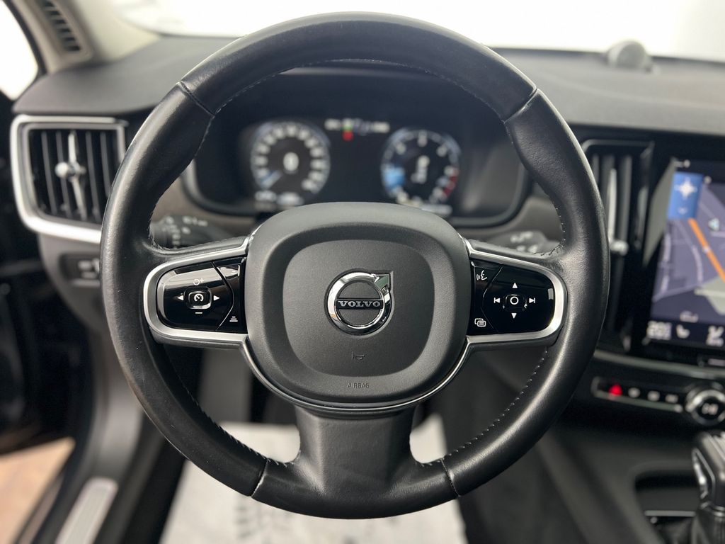 VOLVO V90 Cross Country D5 ALLRAD / 1.HD /235PS /B&W VOLVO V90 Cross Country D5 ALLRAD / 1.HD /235PS /B&W