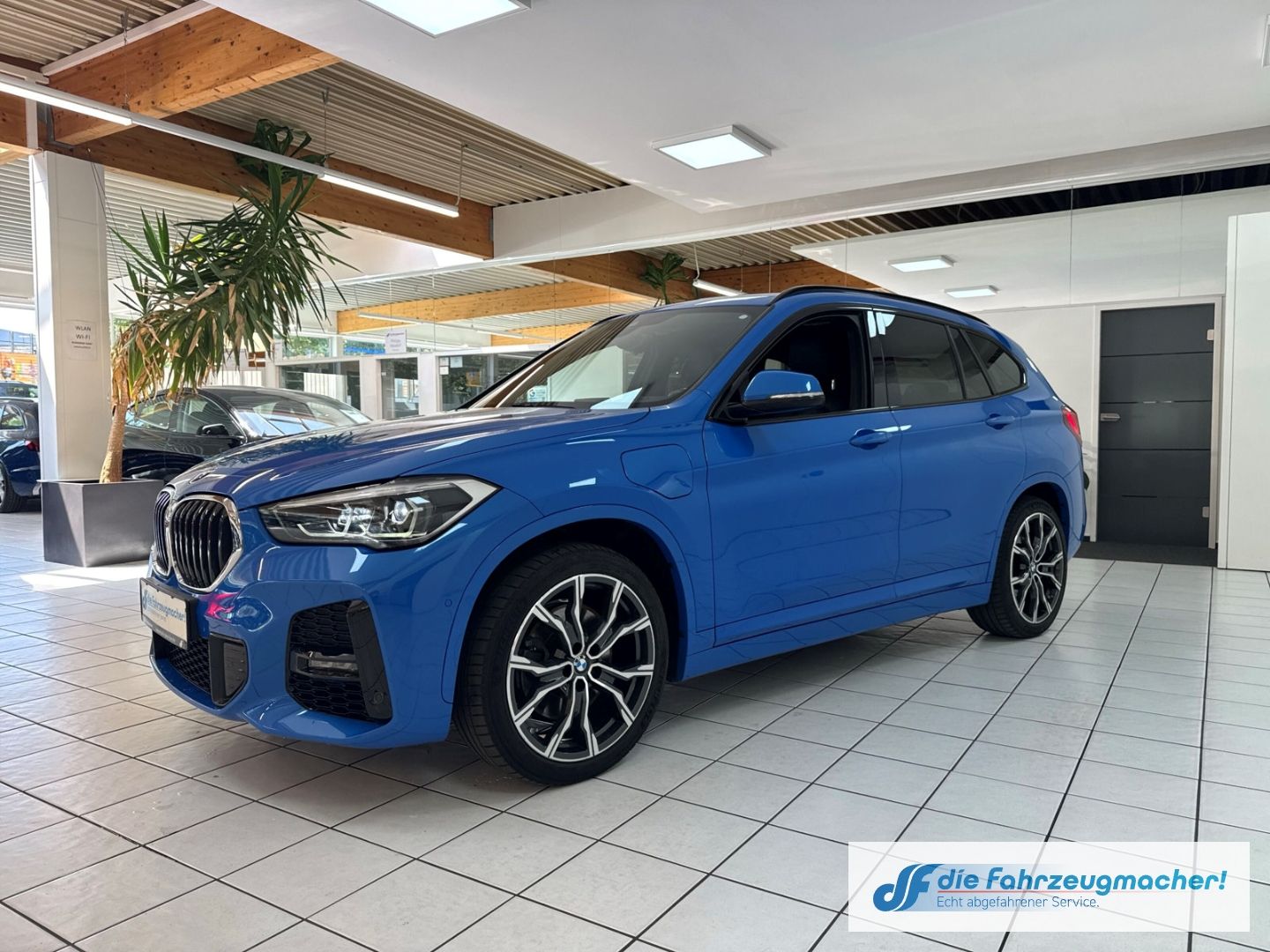 Fahrzeugabbildung BMW X1 xDrive 25 e M Sport M Sport Sportpaket HUD AH