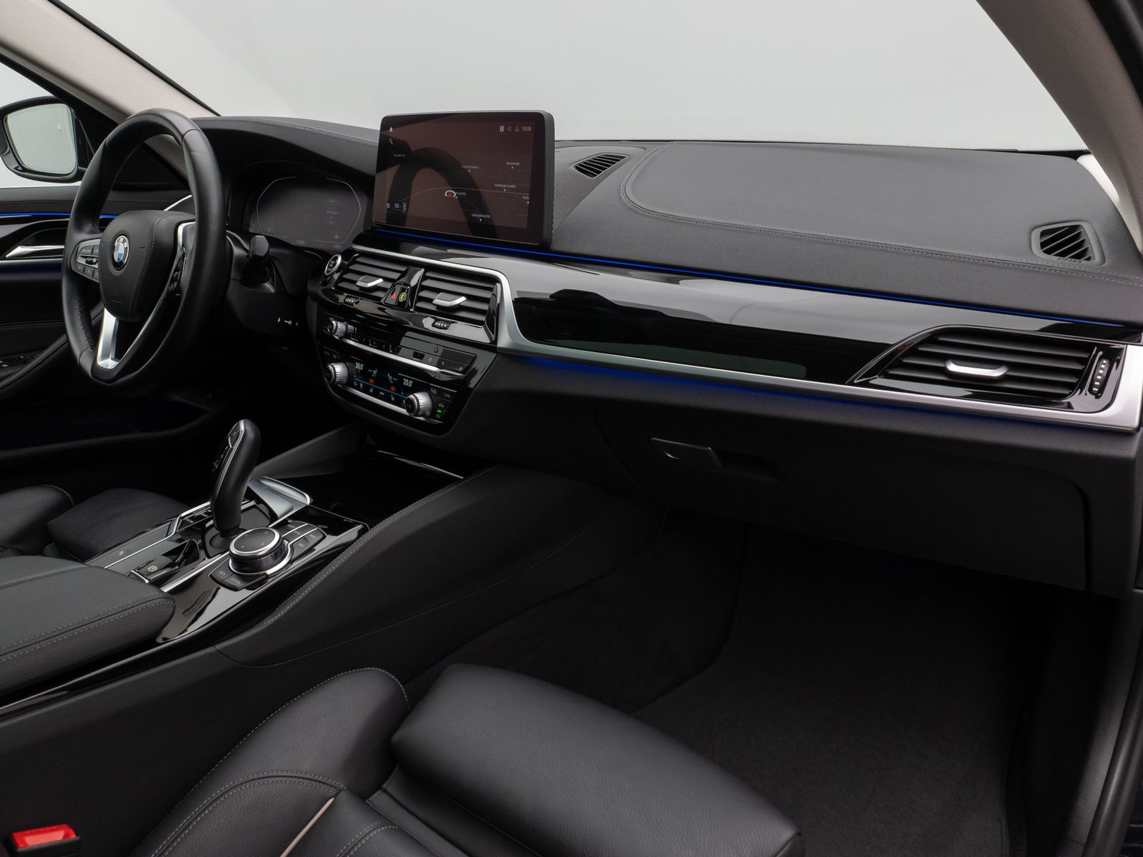 Fahrzeugabbildung BMW 530d LuxuryLine Panorama Kamera HiFi AHK Komfort