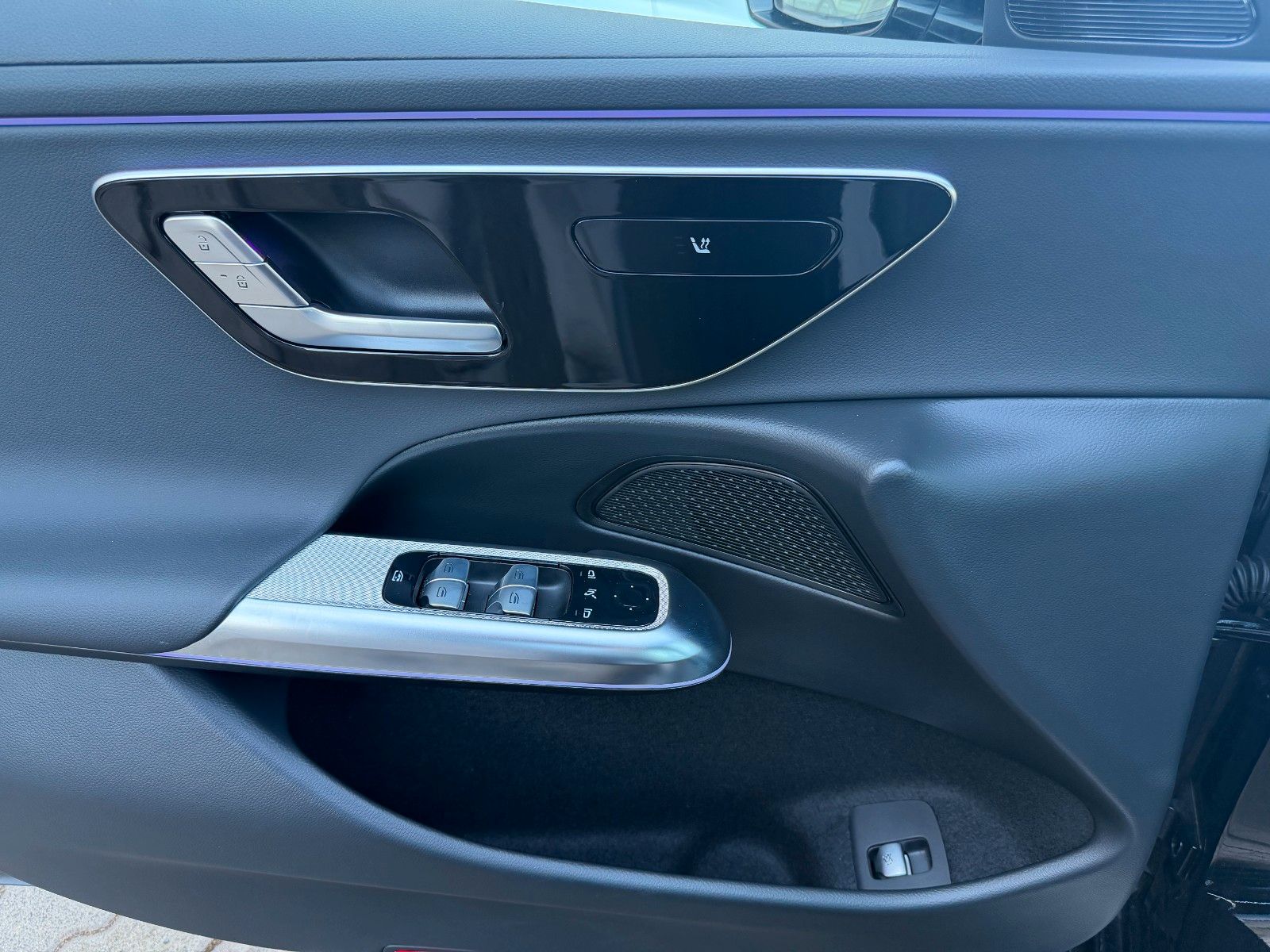 Fahrzeugabbildung Mercedes-Benz E 200 T AVANTGARDE+DISTR+MBUX+AHK+KEYL+LED+TOTW+