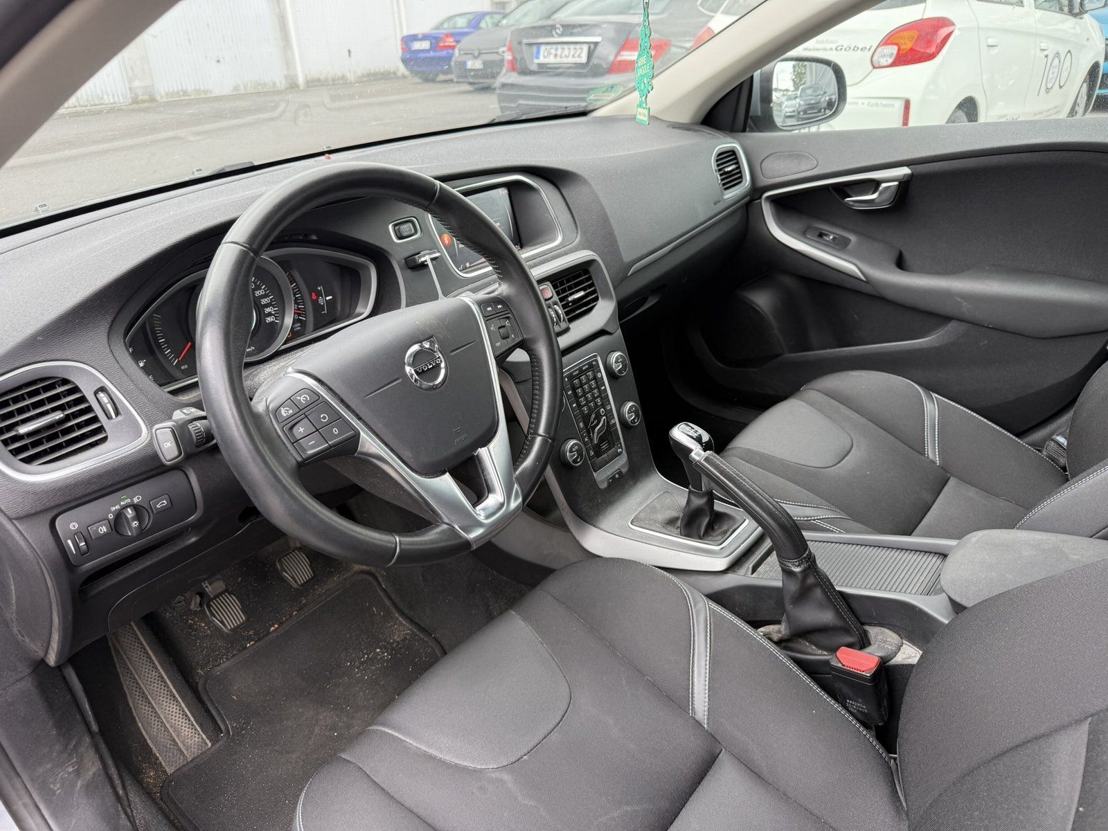 Fahrzeugabbildung Volvo V 40 T2 2.0 Momentum (EURO 6d-TEMP)