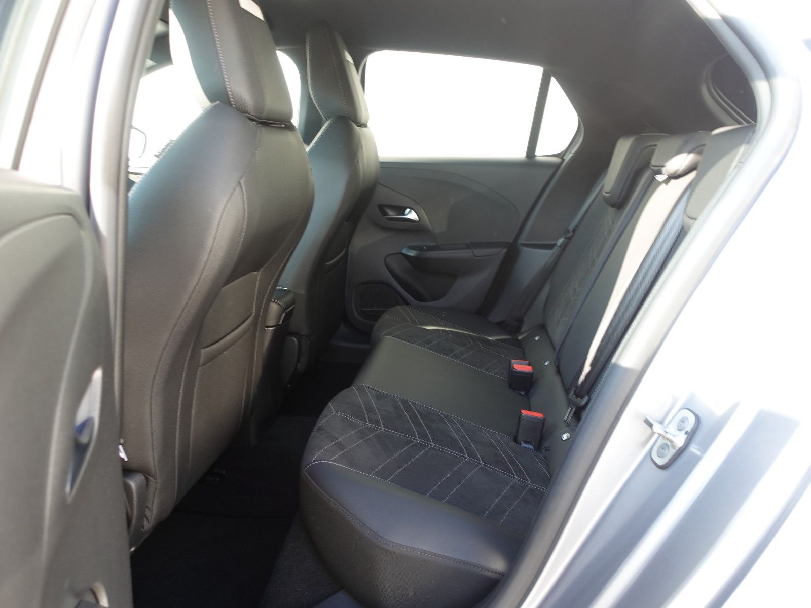 Fahrzeugabbildung Opel Corsa-e Ultimate,10"Navi,MatrixLED,Sitzhz,PP,DAB