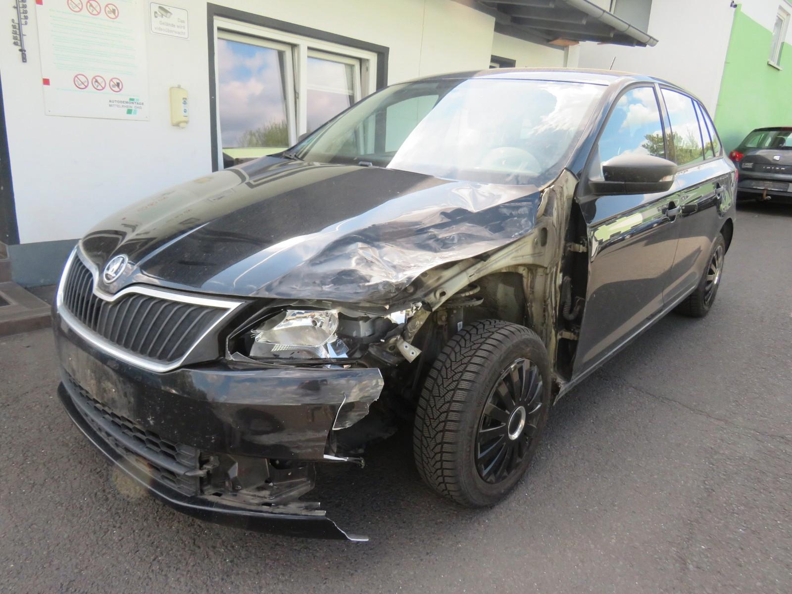 Skoda Rapid 2015 — rear view